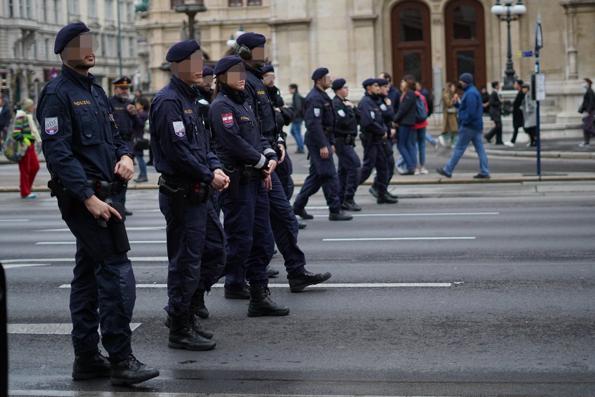 Esterreicherr's tweet photo. Polizeieinsatz aufgrund einer Demonstration in der Wiener Innenstadt. 
1/2
#w2210 #demowien #hauptstadtpolizei https://t.co/bejzB3LuX5
