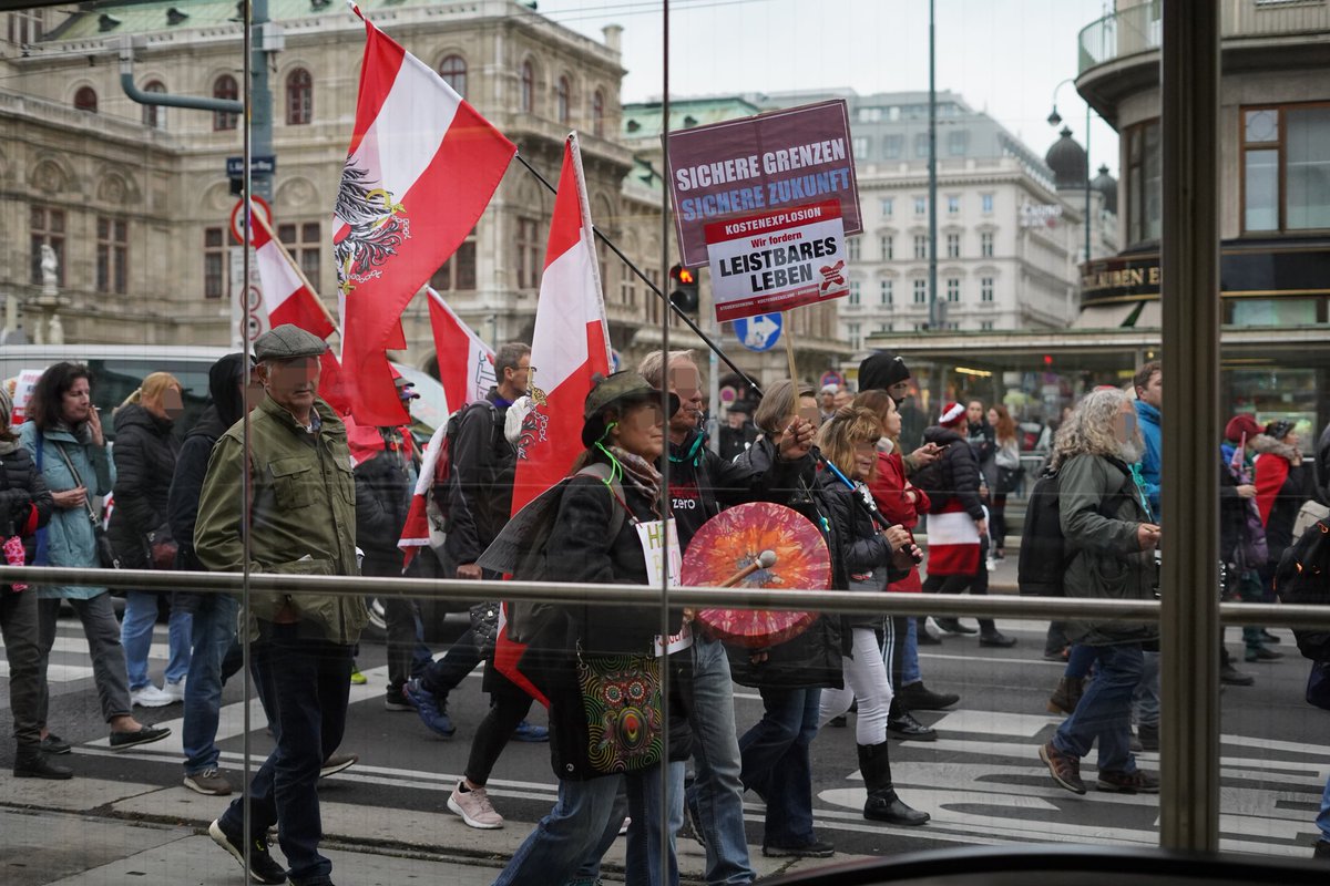 Esterreicherr's tweet photo. Polizeieinsatz aufgrund einer Demonstration in der Wiener Innenstadt. 
1/2
#w2210 #demowien #hauptstadtpolizei https://t.co/bejzB3LuX5