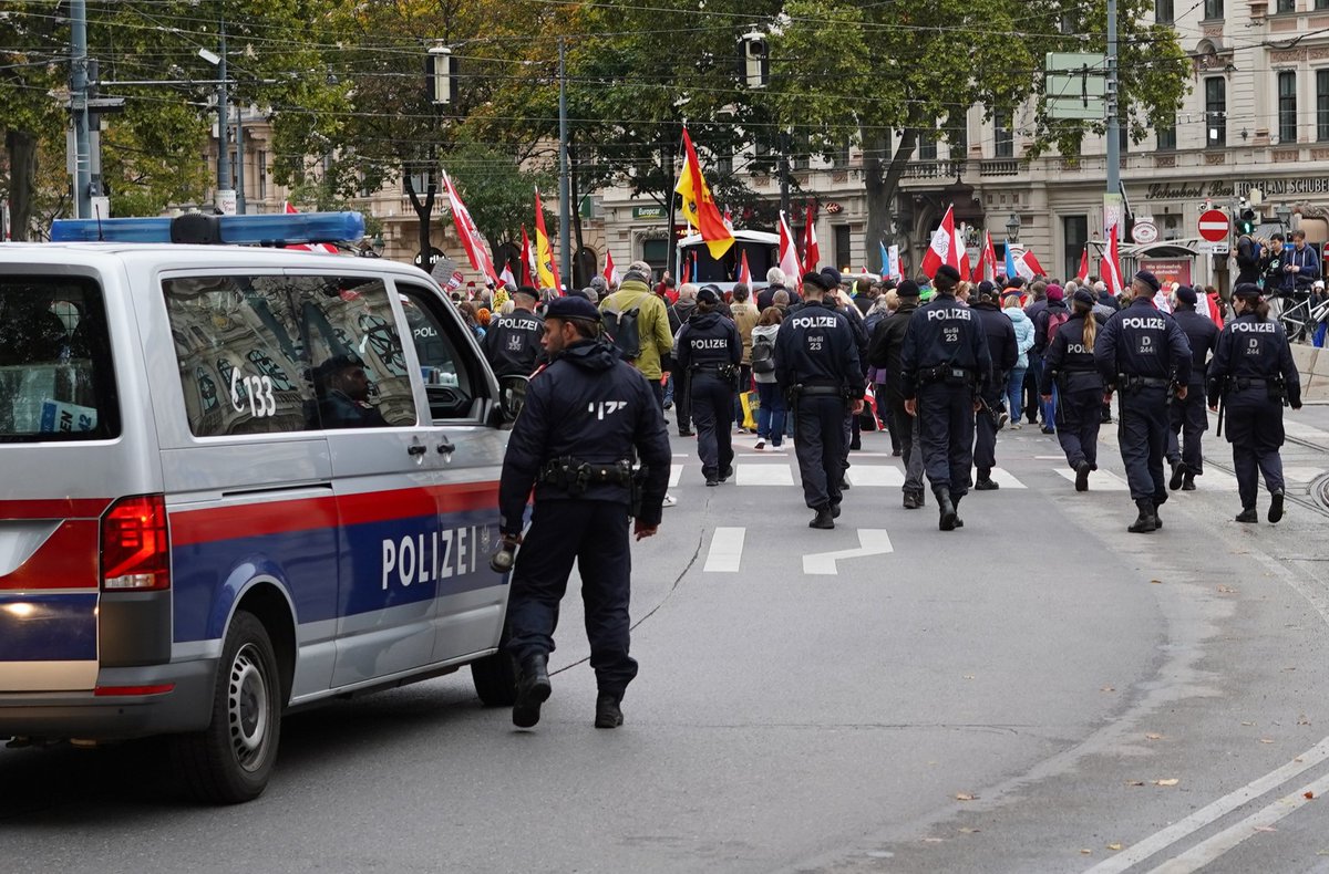 Esterreicherr's tweet photo. Polizeieinsatz aufgrund einer Demonstration in der Wiener Innenstadt. 
1/2
#w2210 #demowien #hauptstadtpolizei https://t.co/nU0O6bi6Nk