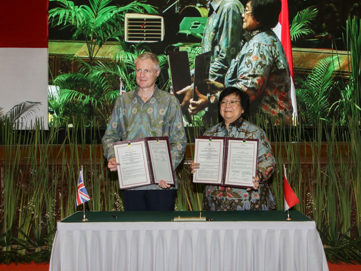 SitiNurbayaLHK's tweet photo. Penandatanganan kerjasama (MoU) dengan Menteri Negara untuk Asia, Energi, Iklim, dan Lingkungan Hidup UK, Lord Goldsmith. https://t.co/9msqI6M9P6