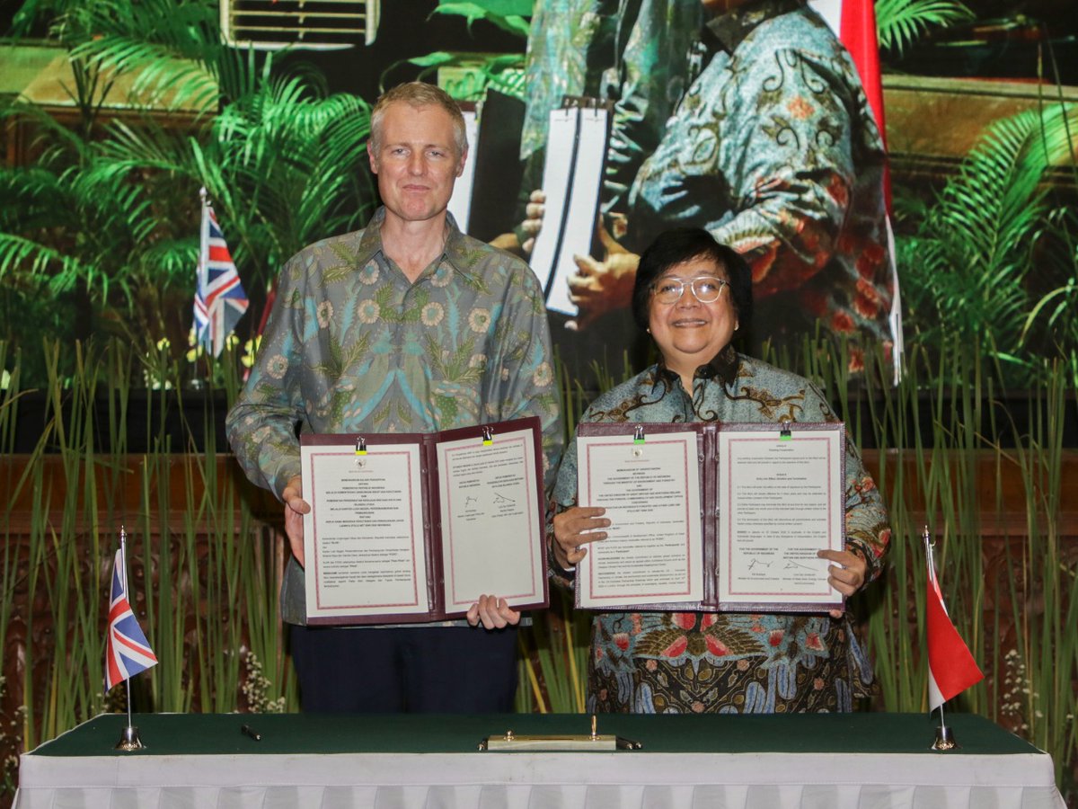 SitiNurbayaLHK's tweet photo. Penandatanganan kerjasama (MoU) dengan Menteri Negara untuk Asia, Energi, Iklim, dan Lingkungan Hidup UK, Lord Goldsmith. https://t.co/9msqI6M9P6