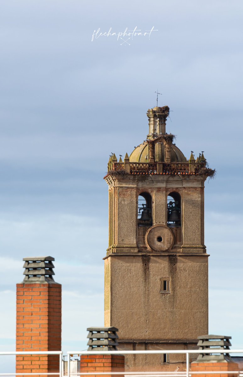 flechaphotoart's tweet photo. El aire de las tormentas de esta tarde, hecha abajo el reloj de la torre de la iglesia parroquial de San Pedro de Montijo. @davidlopezrey @ElTiempo_tve @carlos_benito @cextremadura https://t.co/Y3V5BF3Ibu