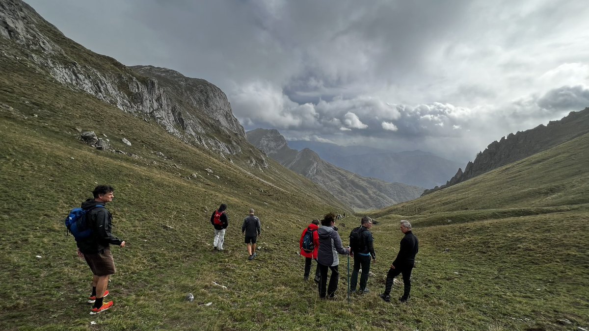 jp_badiola's tweet photo. Seguimos disfrutando de las Jornadas de Montaña Lebaniega y hoy hemos ido a los Picos de Europa para seguir sumando metros a la #CordadaDTNorte de nuestra #CABKSemanaSocial. Sol, lluvia, viento… ¡Y un ambiente fantástico en un entorno espectacular entre compañeros de @caixabank! https://t.co/ei4c2MqCY8