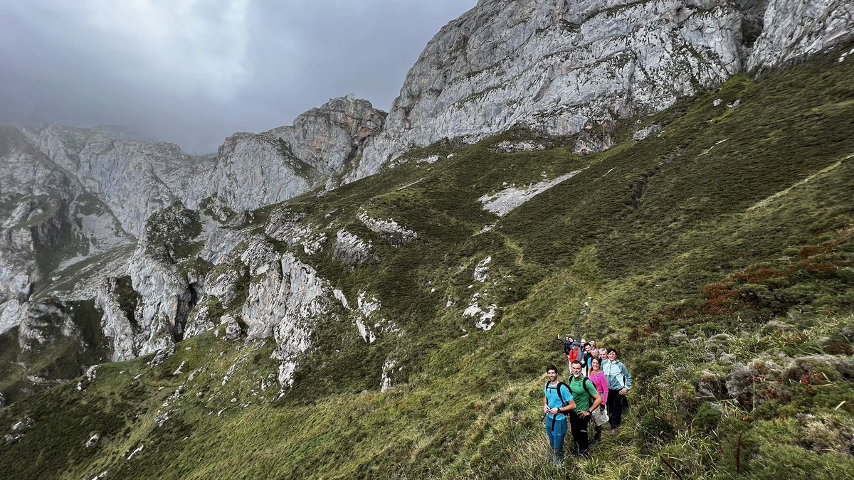 jp_badiola's tweet photo. Seguimos disfrutando de las Jornadas de Montaña Lebaniega y hoy hemos ido a los Picos de Europa para seguir sumando metros a la #CordadaDTNorte de nuestra #CABKSemanaSocial. Sol, lluvia, viento… ¡Y un ambiente fantástico en un entorno espectacular entre compañeros de @caixabank! https://t.co/ei4c2MqCY8