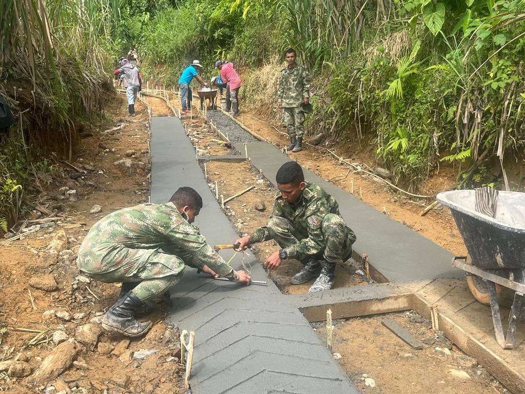 MHMora3's tweet image. A estos soldados si se les puede decir héroes?