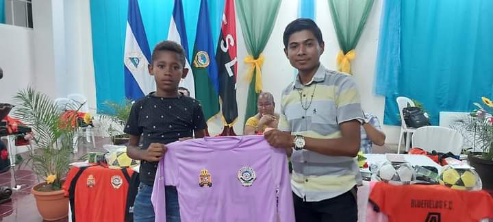 #Nicaragua| El Movimiento Deportivo Alexis Arguello y la Alcaldía del Municipio de Bluefields, realizaron entrega de uniforme a jugadores de futbol de las categorías U13, U15 y U17, previo al campeonato nacional de esas categorías.🎽🥅⚽🏆🏅 #2022PuebloVictorioso