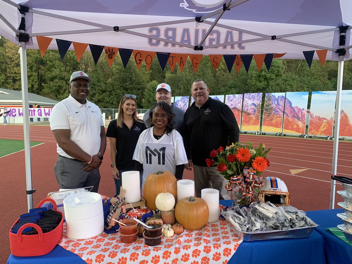 MC_BIGBLUE's tweet image. So thankful for everyone that works for @mcsinfo and glad we were able to host them and their families last night in The Jungle! Special thanks to our Honorary Captains Superintendent Seals and Assistant Superintendents Robinson, Burge and Poore. #GoMCS