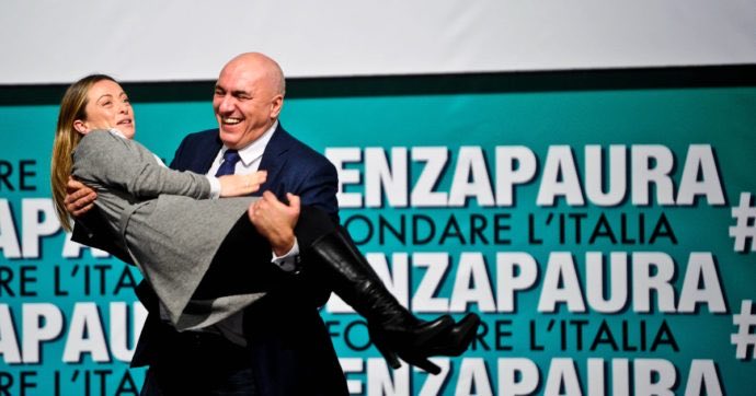 TheManInTheDar5's tweet photo. Sembra la locandina di KingKong. https://t.co/WEtvrSt1js
