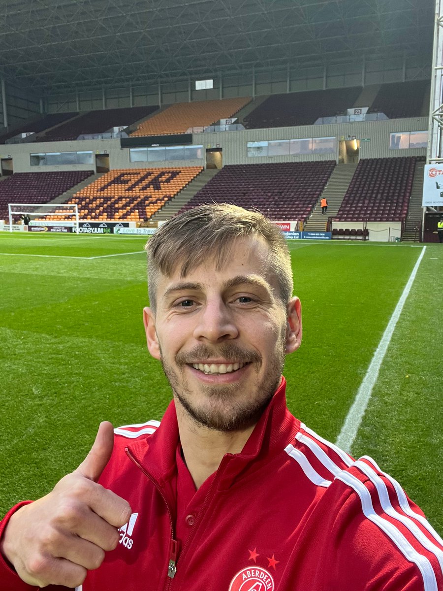 AberdeenFC's tweet photo. 🤳 🇦🇱

Yes chaps! 

#StandFree | #cinchPrem https://t.co/ttjh3tcQWl