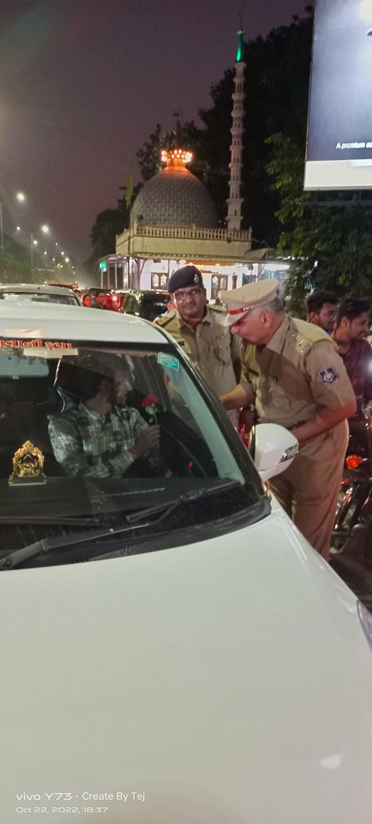 સુરત ટ્રાફિક પોલીસ ની અનોખી પહેલ

નિયમોનો ભંગ કરનાર નાગરિકો પાસેથી દંડ નહિ વસૂલાશે પણ ગુલાબ આપી તેમને નિયમો અનુસરવા નમ્ર અપીલ કરવામાં આવશે.

આ દિવાળી સુરતીઓ ફોલો કરશે રૂલ્સ, પ્રેમથી.
.
#SuratPolice #GujaratPolice #SuratCityTrafficPolice #TrafficRules