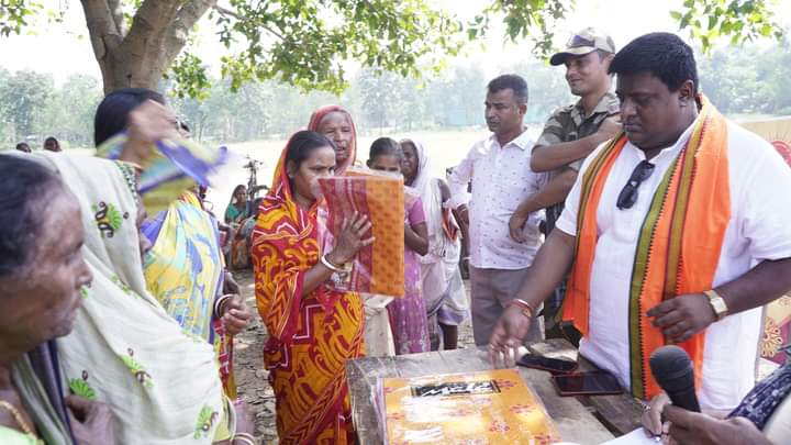 SudhanidhiB's tweet photo. Festive seasons are meant to be fun. Our leader #DevduttaMaji ensured only that, this folks got something of their own for #Diwali, quality time was spent with em & in end gifts were distributed. Away from spotlight Devdutta Da continues to make ppl smile through his social works https://t.co/6NnTwLy323