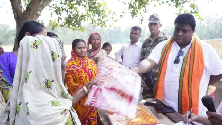 SudhanidhiB's tweet photo. Festive seasons are meant to be fun. Our leader #DevduttaMaji ensured only that, this folks got something of their own for #Diwali, quality time was spent with em & in end gifts were distributed. Away from spotlight Devdutta Da continues to make ppl smile through his social works https://t.co/6NnTwLy323