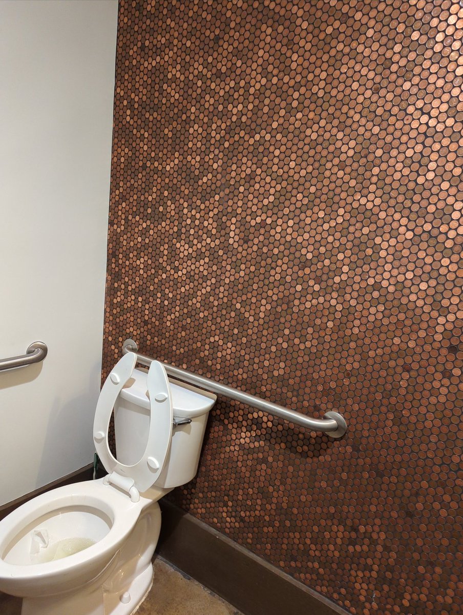 HodlTarantula's tweet image. Using fiat in a bathroom as decoration🤣🤣🤣🤣🤣...next using for TP