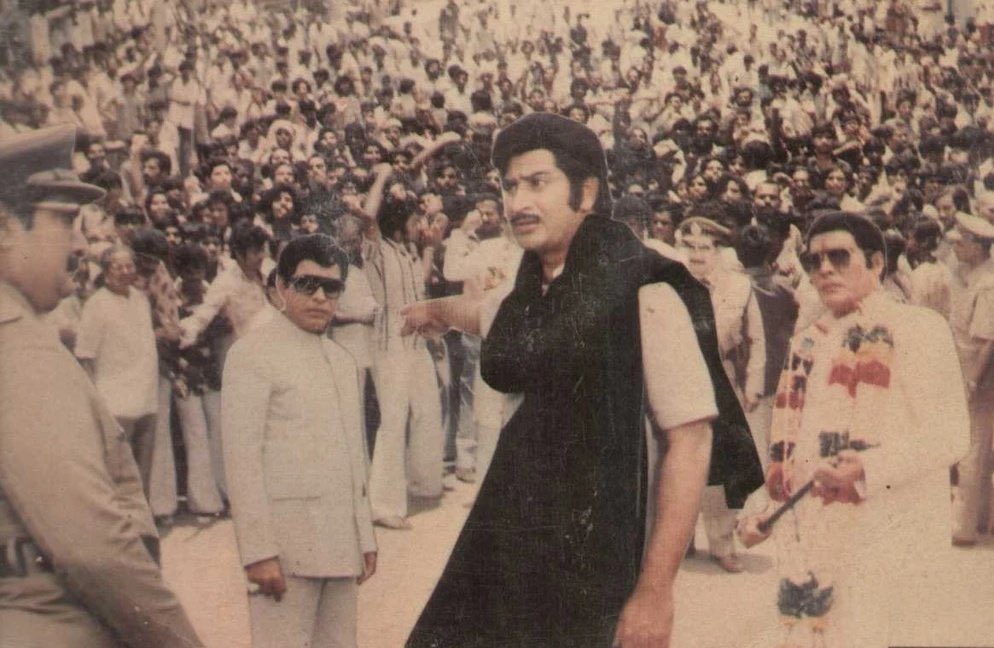 ah time lo oka pedha mass commercial hero.. career peak stage lo.. without heroine block, without duet, political cinema tho beebatsamaina blockbuster kottaru.. inkevari valla kaadu.. one and only superstar krishna garu 🙏🏻