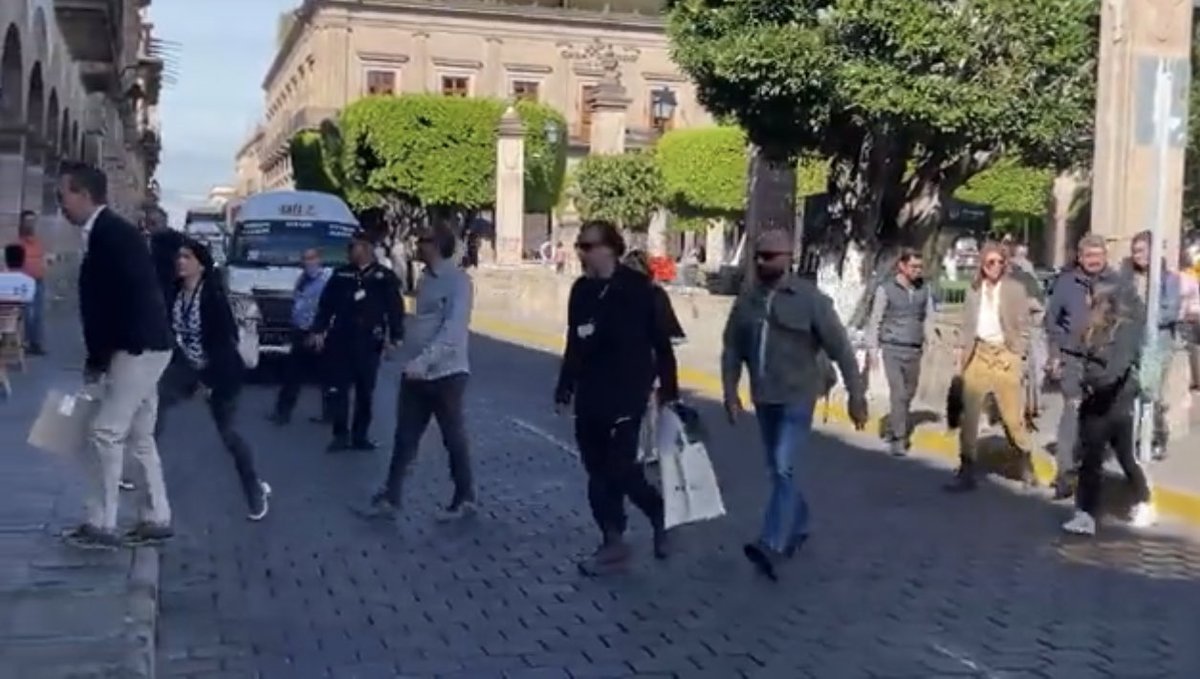 InfutMorelia's tweet photo. Un clásico en estos días en el centro de Morelia. Te encuentras con directores de cine! ⁦@FICM⁩ #FICM https://t.co/84x5fqwRze
