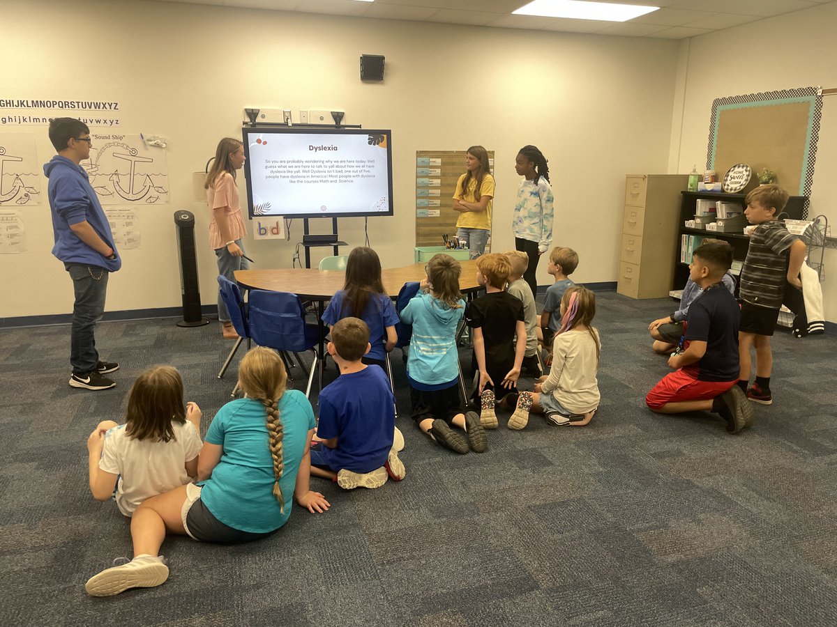 DysAwarenessMMS's tweet photo. Some our middle school students put together a dyslexia awareness presentation to share with students at a nearby elementary school! So proud of them!!! #Community #DyslexiaAwareness #DecaturPride https://t.co/LgMAUNgAYX