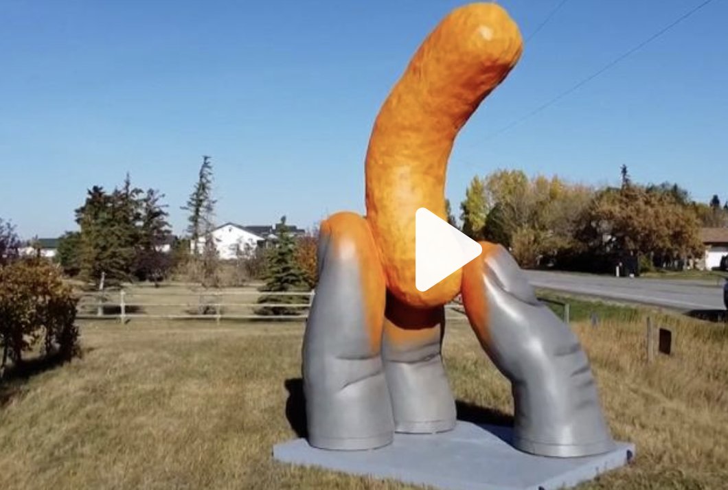Giant roadside cheeto attracts tourists. Ya'll, we can't make these headlines up.

Read more: cnn.it/3S0z7tO

#WeirdFoodNews #Cheetosa