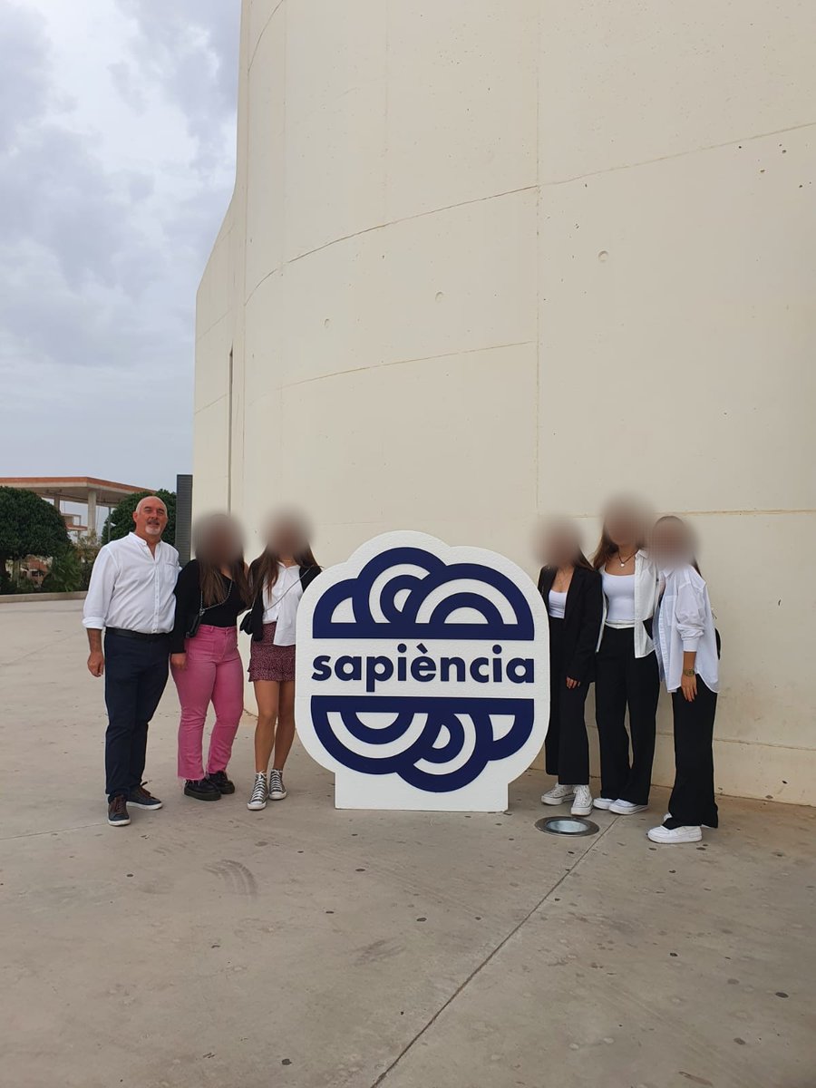Una molt bona notícia per al cap de setmana!! 
📣 Les alumnes de 1r i 2n de Batxillerat han triomfat al certamen Premis Sapiència. 
Paula, Helena, Berta, Paola i Aitana s'han fet amb el segon i tercer premi en la categoria Ciències de la terra i de la vida.
Enhorabona!