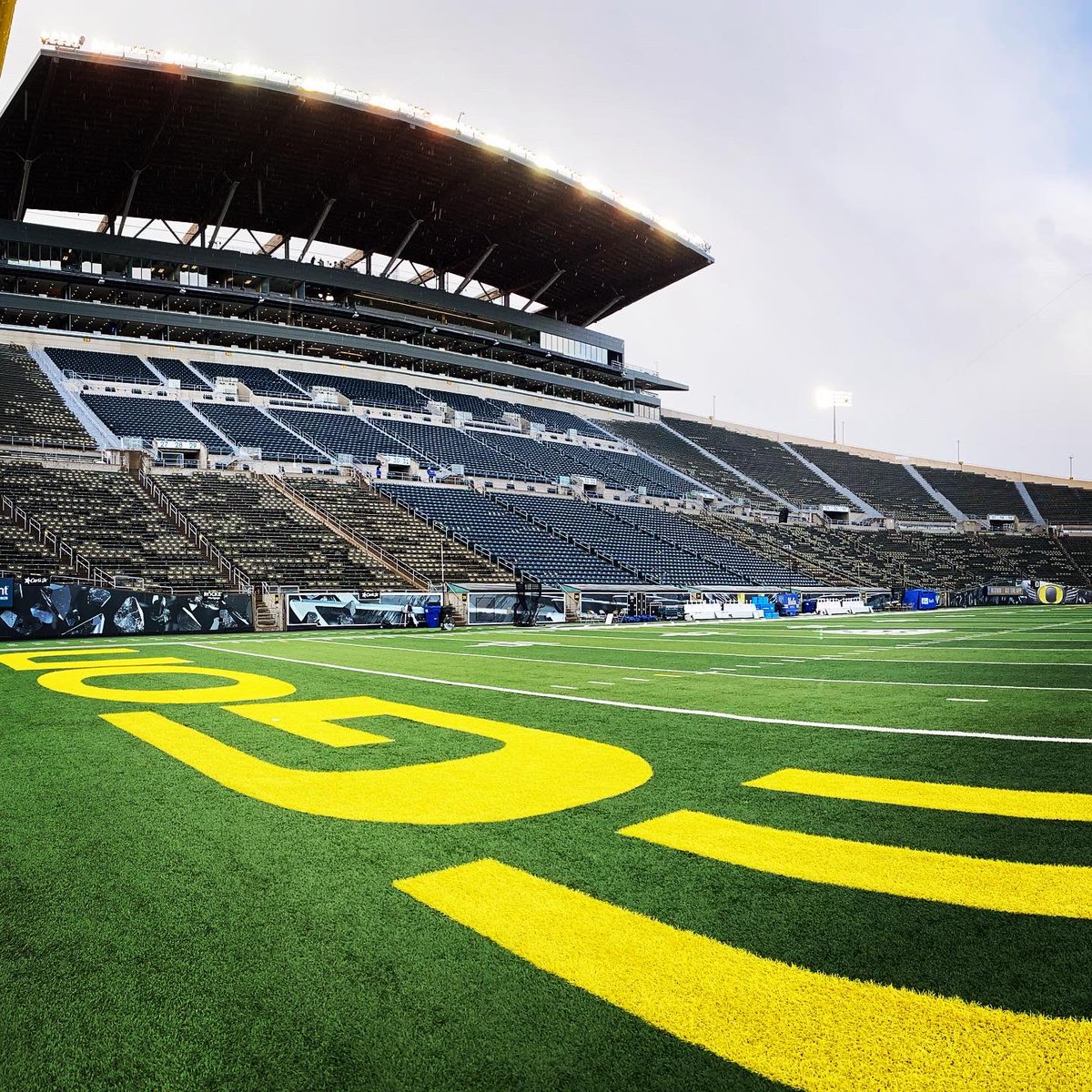 CandidEyePhoto's tweet photo. Today’s Office… #AutzenStadium  No. 9 #UCLABriuns vs No. 10!#OregonDucks #CollegeGameDay #IconSportswire #GoDucks @oregonfootball @UCLAFootball  @iconsportswire @KadeWisher last 📷 courtesy of Larry Wisher https://t.co/l9o2M9ISXo