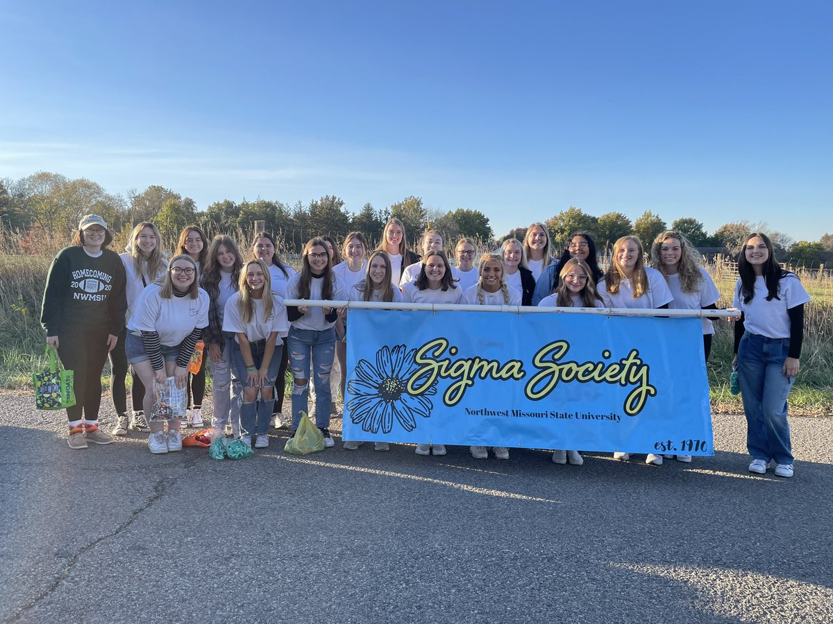 NorthStar_AC's tweet photo. 💚It was perfect weather for a @NWMOSTATE @NWHomecoming Parade this morning! What an honor to be this year’s philanthropy and to walk with the lovely members of @SigmaSociety! Thanks to everyone who yelled and clapped for us! We FELT that. 💜💙We had a lot of fun. Go Bearcats!💚 https://t.co/cc6r13IpPV