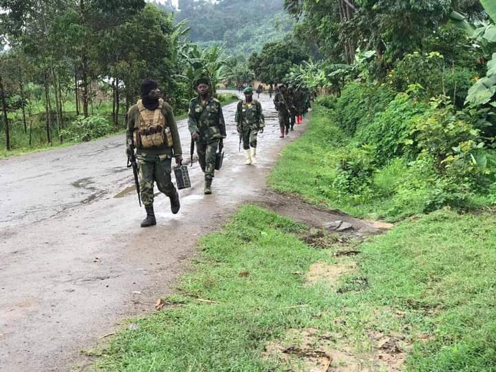 coeurdafriqueM's tweet photo. 🔴#Rutshuru:Après d'intenses bombardements et des combats sur terre #Gahunga,#Chazo et #Muhimbira ds le Groupement de #Bweza et #kabindi viennent d'être récupérés.

Bientôt #bunagana sera récupéré par les @FARDC_off .

@leParrainRDC @damkup @AngelKazadi @EddyMwela @beton_junior https://t.co/5GJ31OVYAi