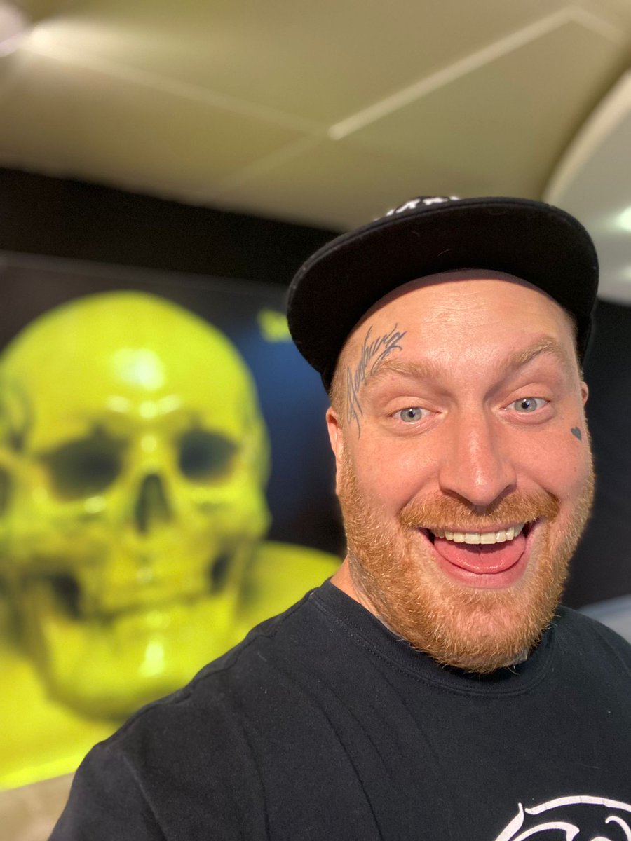 Bloody maniac he is, gotta love him❤️😘 <a href="/Tomsen_SOE/">Tobias Stadtlander | SOE</a>
#skullsoneth #ArtistOnTwitter #Artist