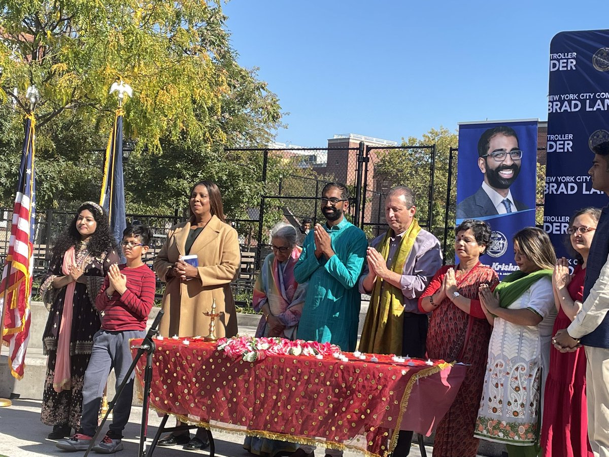 AAFederation's tweet photo. We are at the #Diwali celebration in the heart of the most diverse place on the planet!
Where, btw, the audience is asking pretty loudly for the festival to be a school holiday!
#JacksonHeights #TraversPark https://t.co/HGLkueVKnN