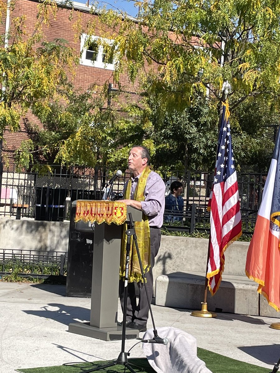 AAFederation's tweet photo. We are at the #Diwali celebration in the heart of the most diverse place on the planet!
Where, btw, the audience is asking pretty loudly for the festival to be a school holiday!
#JacksonHeights #TraversPark https://t.co/HGLkueVKnN