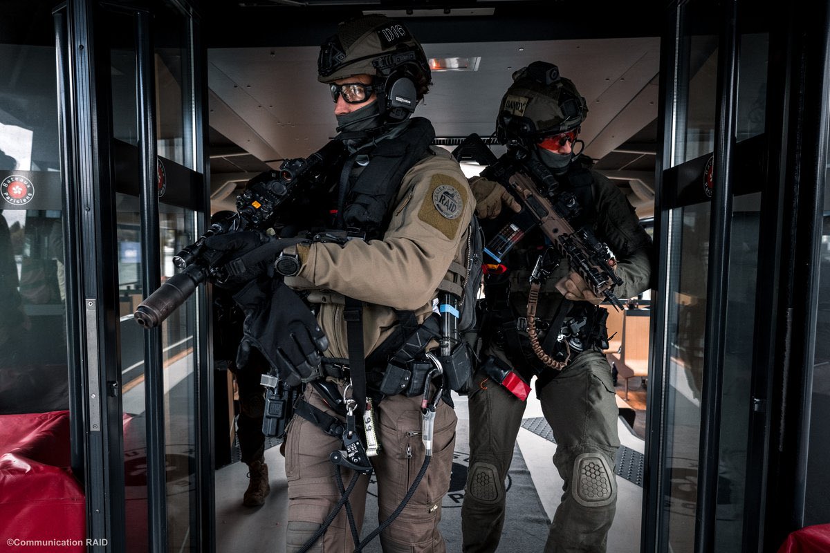 tacticalporn's tweet image. 🇨🇵#RAID #Police #TacticalUnit

🧐🧐
- SIG MCX + Aimpoint Micro T2 &amp;amp; 3x Magnifier + Steiner DBAL A3 + Surefire M600 Scout Light

- HK G36C + Aimpoint Micro T2 + Steiner DBAL A3 + Surefire M600 Scout Light + B&amp;amp;T RBS suppressor