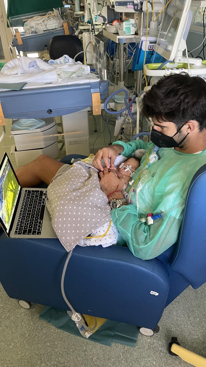 Gonzalo Melero firmó su contrato con el Almería en la cafetería del hospital de La Paz. 

Sus circunstancias personales no le dejaron otra opción. Diego, hijo de él y de Lucía Villalón, nació con el intestino fuera del cuerpo.

Esta es su historia. 👇