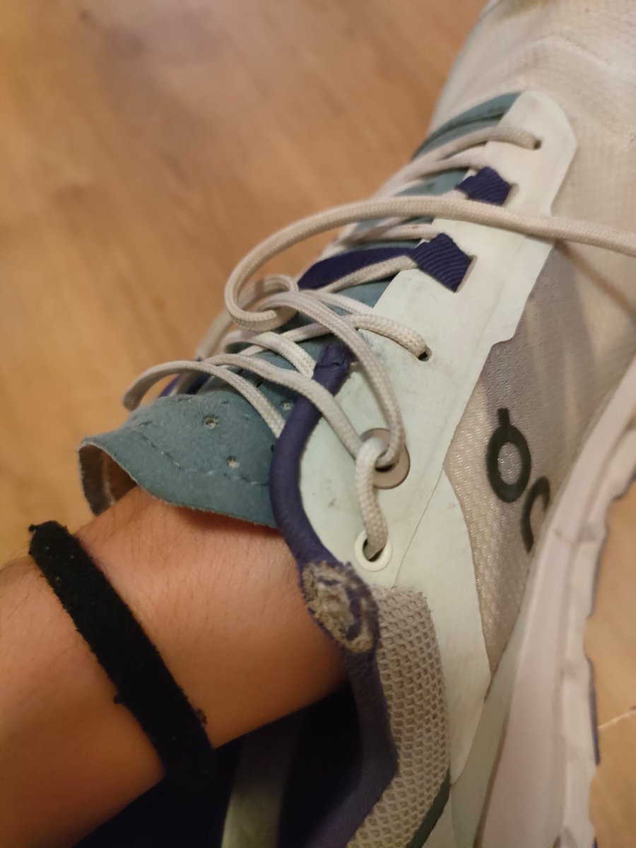 Elsa_Lopez98's tweet photo. @on_running I bought this pair of shoes in September. I run around 2 times per week and this is how they look now, less than two months after. Given the price of the brand (180€ for the cloud vista) I think it is unacceptbale. I do not understand the good reviews... https://t.co/oZxAyNyklf