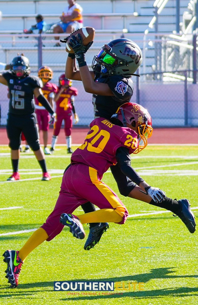 SouthernElite3's tweet photo. Highest Point 🙌🏾🏈 (RCU vs Galveston County Sundevils) 
#southernelite #youthfootball #gridiron #houston #Photography #sportsshots #actionshots #canes #pearlandcanes #sundevils #football #thefuture #inspire #motivate #texas #houstonsports https://t.co/zSFNpedjU9