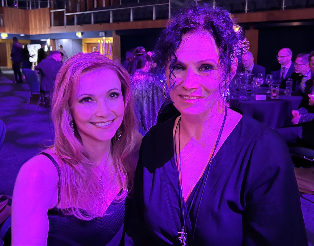 EmmaSamms1's tweet image. Another photo from Monday’s amazing @cotswoldlife Food and Drink Awards - Here’s our wonderful editor Candia McKormack and I, (we all looked purple, btw, it was the ‘mood’ lighting..😂)
@CotsLifeEditor #CLFDA