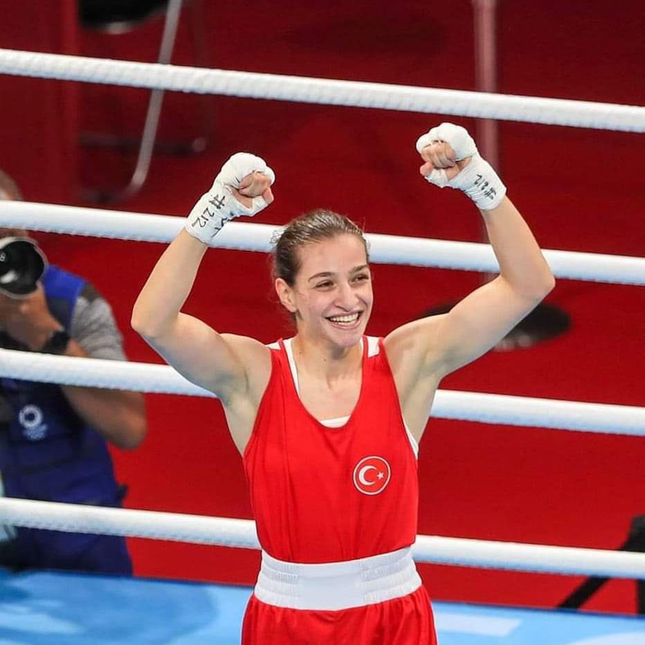 🥊 Karadağ’da düzenlenen Avrupa Kadınlar Boks Şampiyonası'nda final maçında İrlandalı rakibi Caitlin Fryers'i mağlup ederek altın madalyanın sahibi olan Milli boksörümüz @busenazckroglu’nu yürekten kutluyorum. 🥇🇹🇷