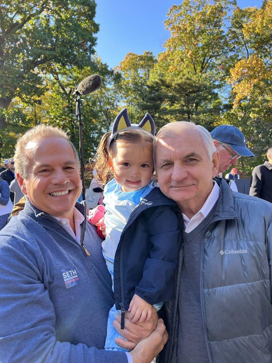SANDRISCANO's tweet photo. Awesome morning at the @riaflcio RI Building Trades #HalloweenBigWalk supporting our democratic candidates! Great to hear message of unity & importance of our unions/jobs from @MartyJWalsh - Our daugther #AriHallel enjoyed it as much as we did @JamesDiossa #GOTV @SethMagaziner https://t.co/2gGWaFkFvL