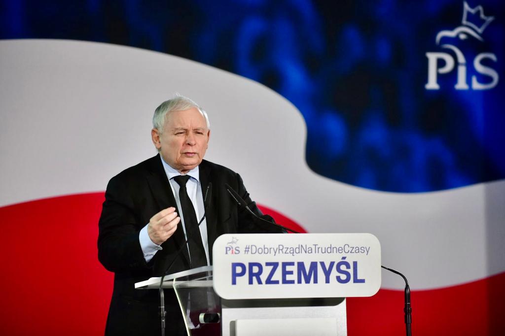 Prezes #PiS J. #Kaczyński w #Przemyśl: Jest siła propagandy i kłamstwa z drugiej strony, ale i siła nienawiści, którą chcę się nam przypisać. To my naprawiliśmy gospodarkę, nastąpiły podwyżki płac, dzieci przestały być głodne. #DobryRządNaTrudneCzasy