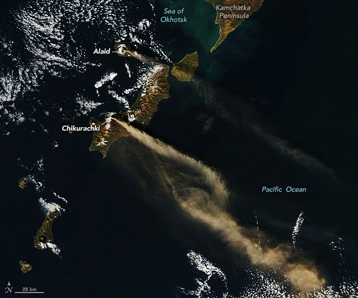 Two volcanoes in the Kuril Islands – between Japan and the Kamchatka Peninsula – erupted this month, simultaneously sending plumes of ash over the Pacific Ocean. NASA’s Aqua satellite captured this image of the plumes on October 16, 2022. 🌋 🌋 go.nasa.gov/3MQ9ZF2