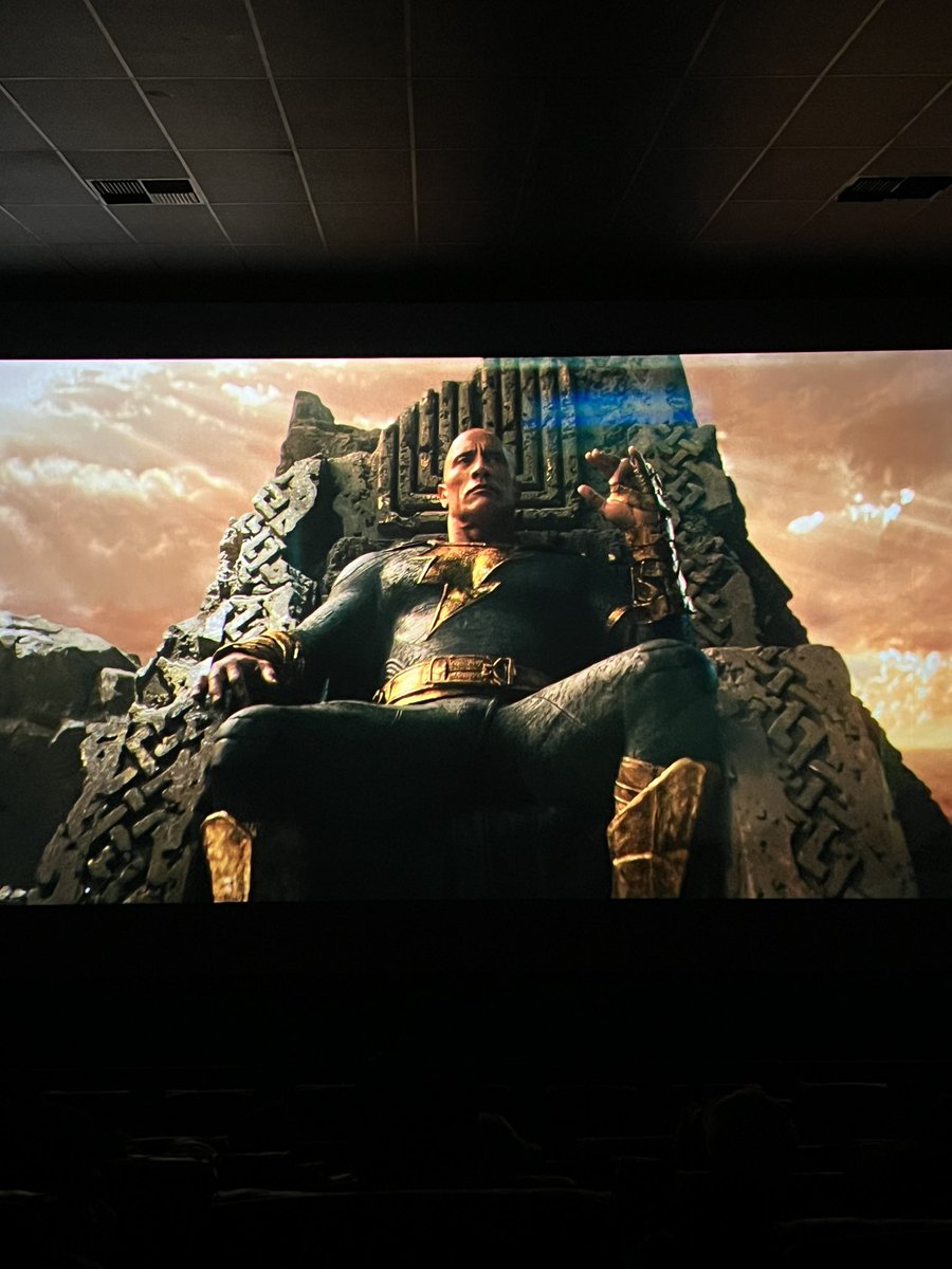 Tiagaraujoo's tweet photo. Isso que é filme, finalmente à espera acabou #BlackAdam #DCEU @TheRock https://t.co/lBEgtuuQun
