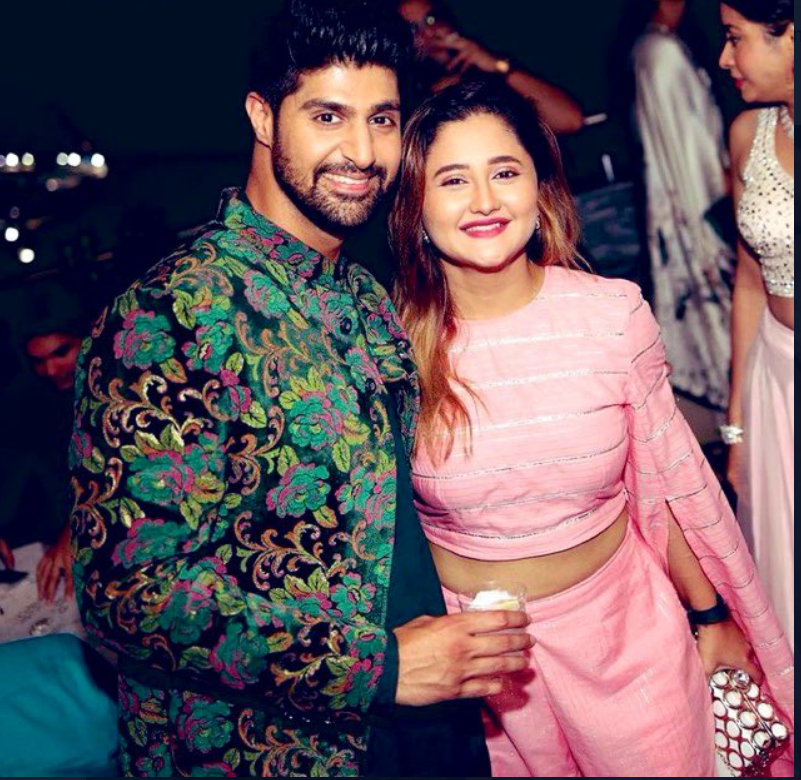 DuniyaRash's tweet photo. god Bless this friendship
#Diwali2022
#RashamiDesai x #TanujVirwani
#TaRash https://t.co/SqFCobQsMo