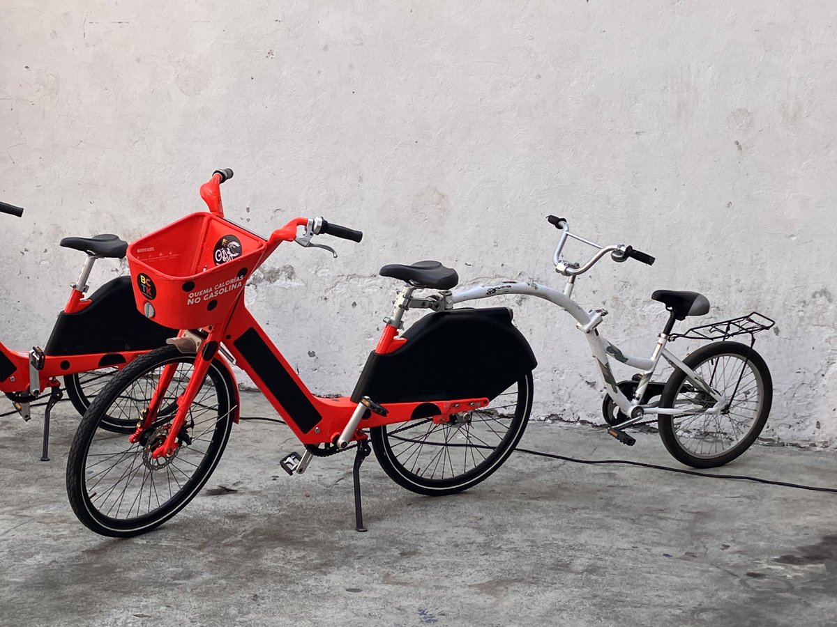 PatriciaMercado's tweet photo. “Catarinas, alas de libertad” es un gran proyecto de @Bicitekas para fomentar que más mujeres que son madres usen la bicicleta.
En una primera etapa les prestan 🚲 recicladas a 50 🙋🏻‍♀️ por dos meses, les imparten talleres y se les da seguimiento para evaluar la experiencia. https://t.co/WWJURZrAxl