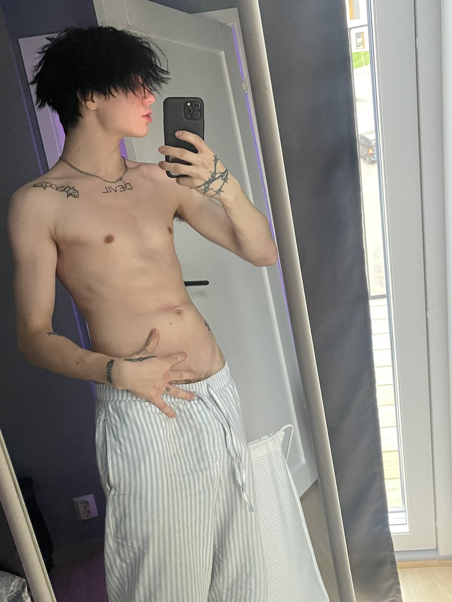 OhSkyOne's tweet photo. give me a kith?🐈‍⬛ #eboy #boy https://t.co/dK3rhPWZO9