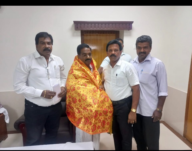 SunilDravidan's tweet photo. *குமரி கிழக்கு மாவட்ட செயலாளரும், நாகர்கோவில் மாநகராட்சி மேயருமான அண்ணன் திரு.மகேஷ் அவர்களை திருவட்டார் தெற்கு ஒன்றிய செயலாளர் திரு.C #JohnBright அவர்கள் சந்தித்து பொன்னாடை போர்த்தி வாழ்த்திய போது.*🖤❤️ https://t.co/BzcX46P2a9