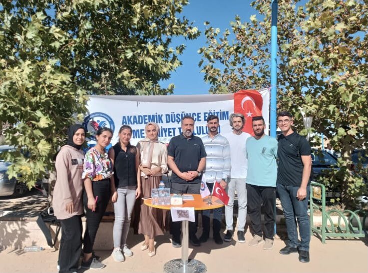 ADEMgenelmerkez's tweet photo. 📌ADEM Topluluklarımızda bu ay👇🏻
🎊@RteuADEM tanıtım standı açarak ADEM Topluluklarını yeni gelen arkadaşlarına tanıttılar
🎊@adem_uni yeni başlayan arkadaşlarına kitap yardımında bulundu. 
🎊@mardnadem tanıtım standı açarak ADEM Topluluklarını yeni gelen arkadaşlarına tanıttılar https://t.co/bHAvPwgj7o