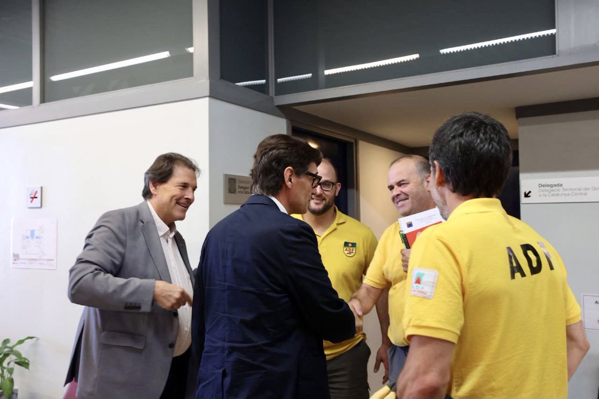 salvadorilla's tweet photo. Continuo la ronda de contactes amb agents socials i econòmics, reunint-me amb l'@ADFpladebages a Manresa. La seva feina és cabdal per prevenir i lluitar contra els incendis forestals. Prenc nota de les necessitats. Gràcies per la tasca que feu.

#EscoltarCatalunya
#SOMalternativa https://t.co/cpgzQtGuS7