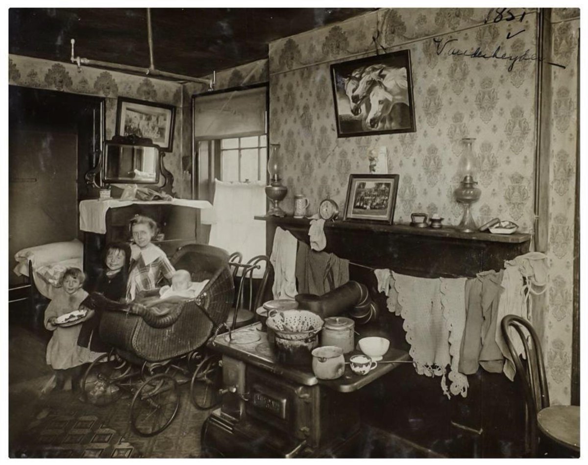 Inside a tenement on Manhattan’s Lower East Side. By Jessie Tarbox Beals, 1916.  reddit.com/r/TheWayWeWere…