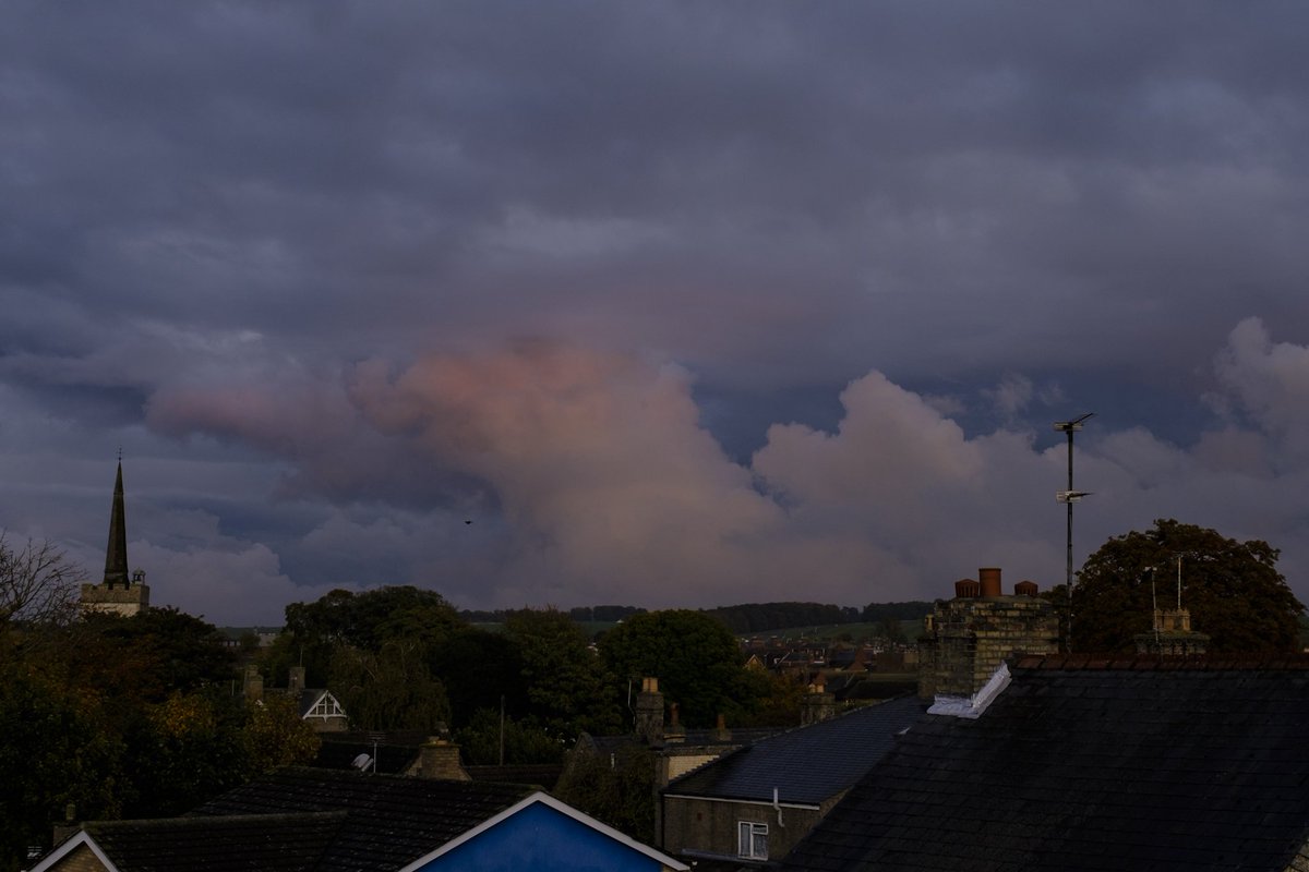 nigelgutgenug's tweet photo. Storm clouds gathering.

#fujifilm_xseries #fujifilm #fujifilmx100v #35mm #clouds #newmarket #35mmphotography #suffolk #viewslikethese https://t.co/DXTcl2Bs2u