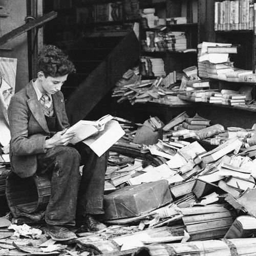 Eskiden kitap okunurken sayfa kenarlarına notlar alınırmış. "Sual" yerine, kelimenin son harfi olan lam, "cevap" yerine de kelimenin ilk harfi olan cim konurmuş. Sual ve cevap gibi...

Eğer metinde lam ve cim yoksa gayet açık demekmiş. Lamı cimi yok, tartışma yok anlamına gelir.