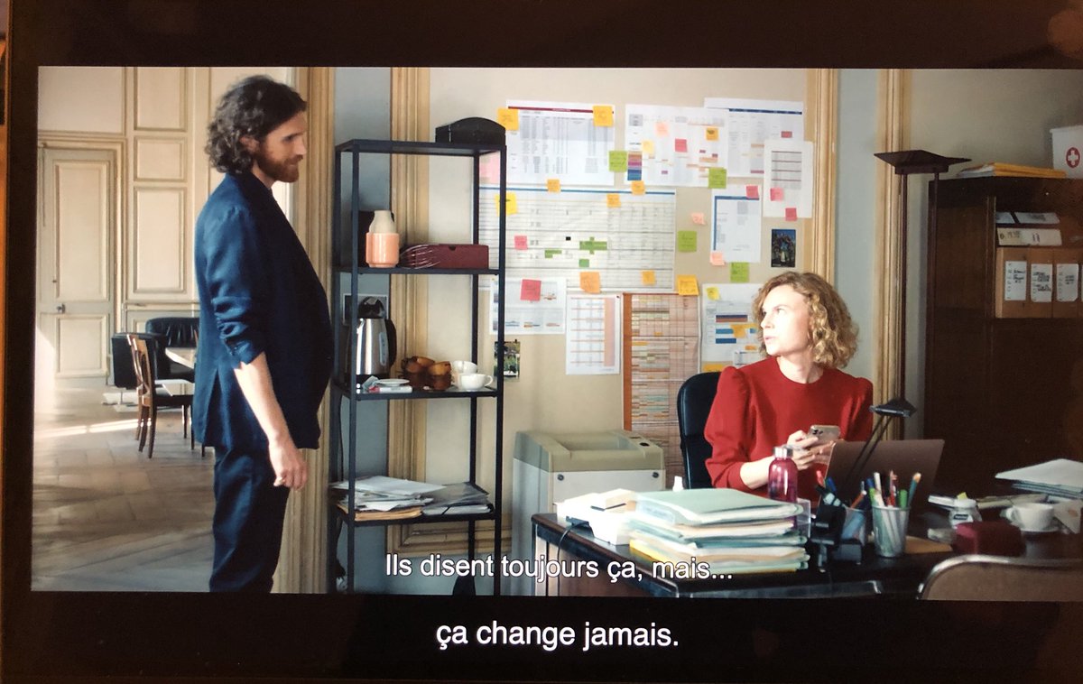 grignotages's tweet photo. 10:36 la première réplique bien envoyée. L’assistant du nouveau directeur annonce que ça va changer avec lui. Réponse dans un franglais zozotant absolument par-fait : « They always say this mais ça change jamais vraiment. » Les hostilités sont ouvertes. 🍿#OperaS2 https://t.co/TTpe4gGdC8