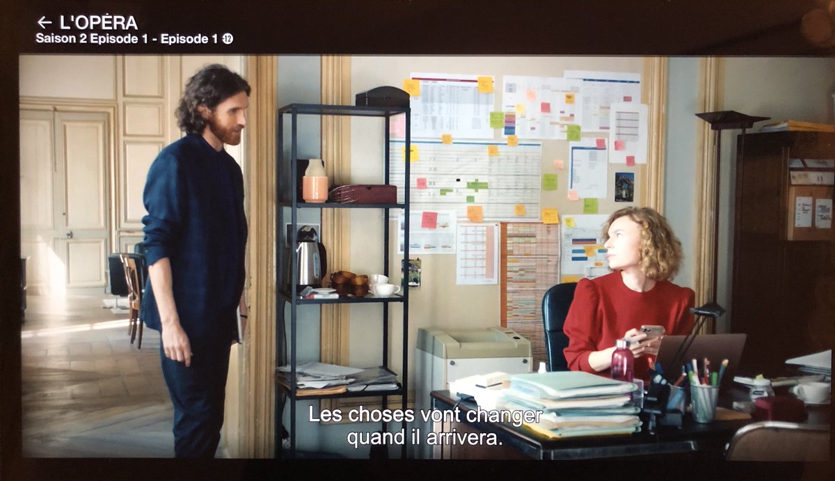 grignotages's tweet photo. 10:36 la première réplique bien envoyée. L’assistant du nouveau directeur annonce que ça va changer avec lui. Réponse dans un franglais zozotant absolument par-fait : « They always say this mais ça change jamais vraiment. » Les hostilités sont ouvertes. 🍿#OperaS2 https://t.co/TTpe4gGdC8