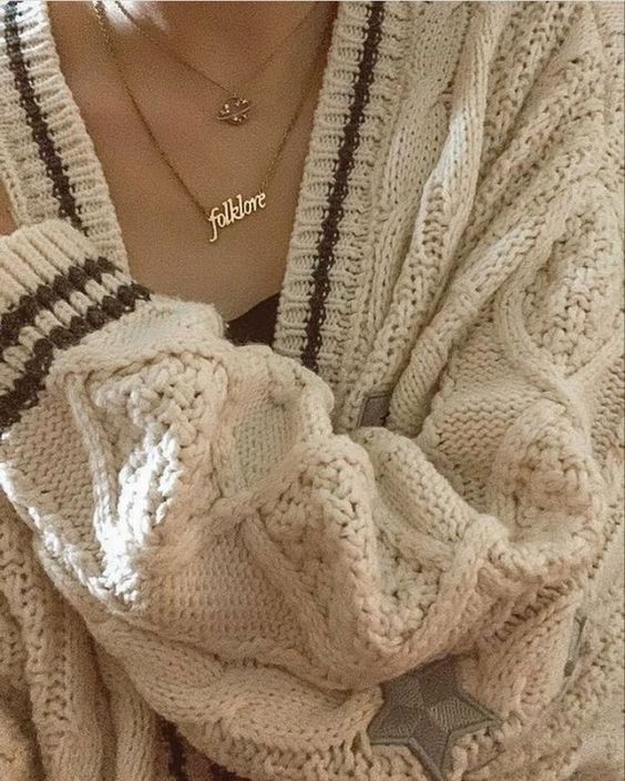 angeIsmuse's tweet photo. reading a book and humming taylor swift songs on a rainy day? it's giving main character energy 🌧️💌🥨 https://t.co/ECnfUaUTDE